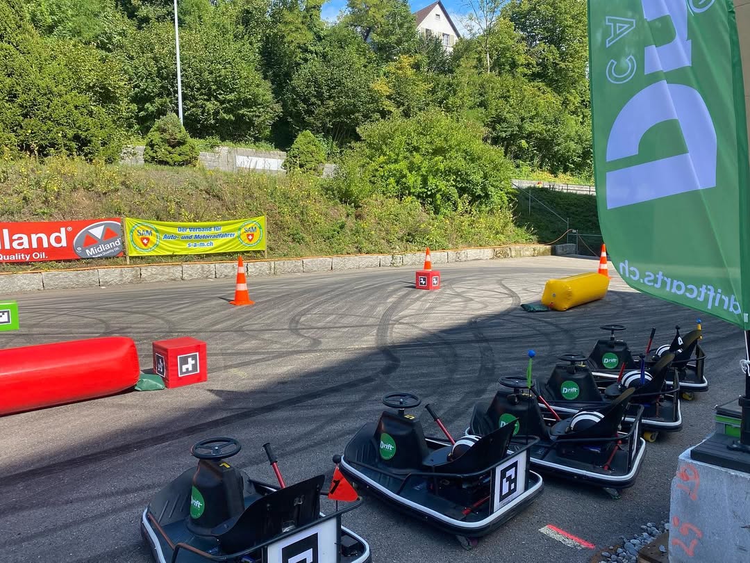 FPV Ansicht eines spannenden Kartrennens