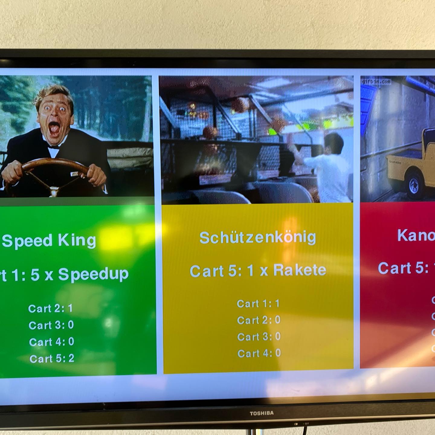 XL Karts bei Nachtrennen mit Neonlichtern