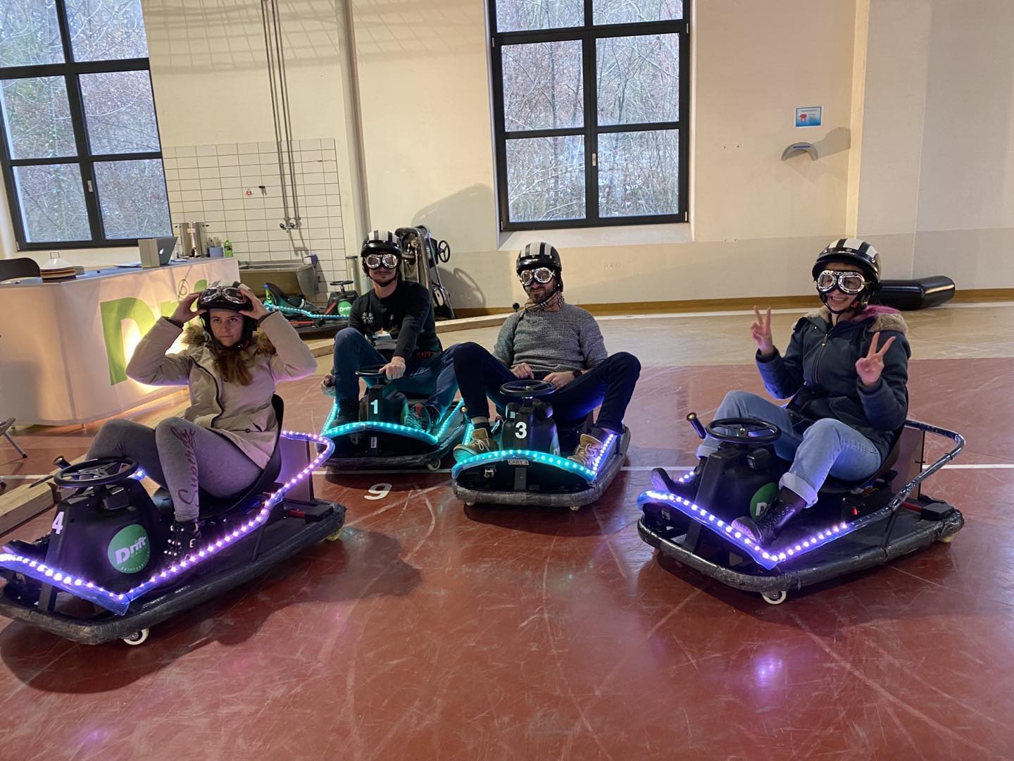 Kinder beim Driften im Mario Kart Stil